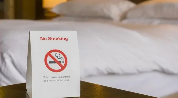 Jak palić w hotelu bez kar – poznaj zasady i unikaj problemów