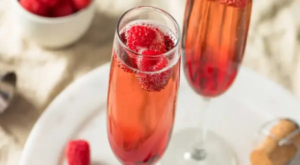 Najlepsze drinki z szampanem, które zaskoczą Twoich gości