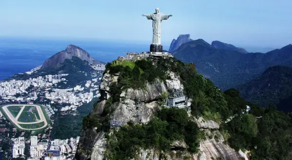 Jezus w Rio, z rozpostartymi ramionami, góruje nad miastem i oceanem. Widok zapiera dech w piersiach.