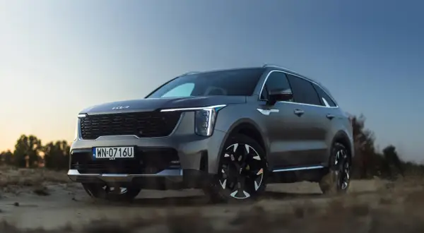 Nowy Kia Sorento 2025 na tle pustynnego krajobrazu, z charakterystycznym grillem i nowoczesnymi światłami.