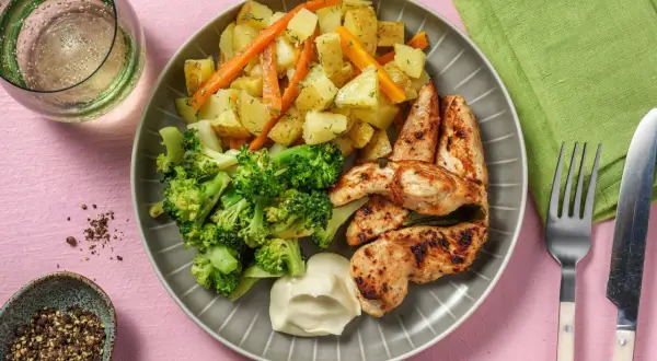 Grillad kyckling med rostade rotfrukter, broccoli och en klick majonnäs. Ett enkelt och gott salvia recept för en snabb middag.