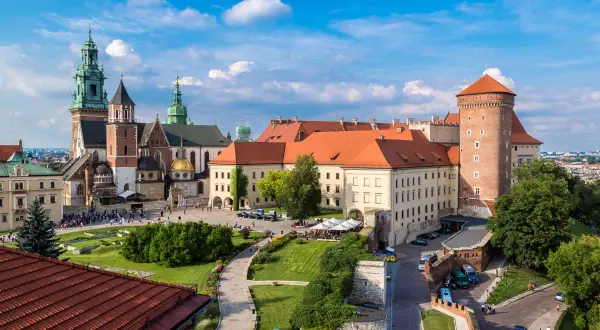 Wawel w Krakowie – idealne miejsce, by zacząć zwiedzanie. Zamek, katedra i piękne ogrody zachwycają o każdej porze roku.
