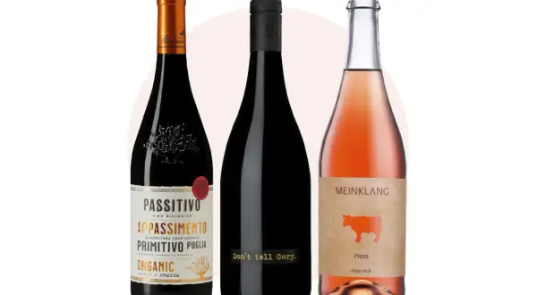 Tre flaskor vin: en röd, en svart och en rosé. Perfekt vin till hamburgare för alla smaker.