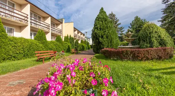 Ośrodek wczasowy Słowianka zaprasza do wypoczynku. Piękny ogród z fontanną, kwitnące kwiaty i zielone krzewy tworzą relaksującą atmosferę.