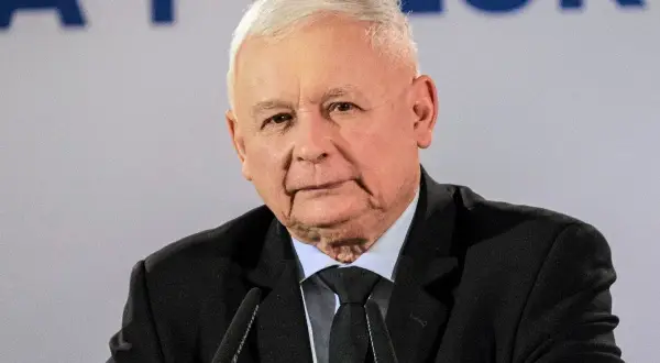 Jarosław Kaczyński w garniturze, mówiący do mikrofonu. Czy zastanawiałeś się, ile wynosi emerytura posła?
