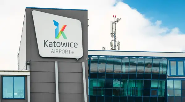 Logo Katowice Airport na budynku. Stąd odlatują samoloty do Rzeszowa i innych miast.