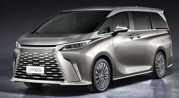 Elegancki, srebrny Lexus LM 500h z charakterystycznym grillem i stylowymi felgami, gotowy na podróż.