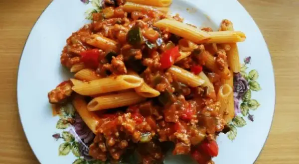 Makaron penne z sosem pomidorowym i mięsem mielonym - łatwy przepis na obiad
