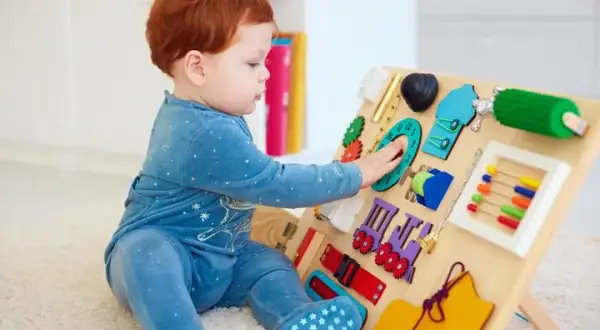 Tablica sensoryczna dla niemowlaka - jak wspiera rozwój dziecka?