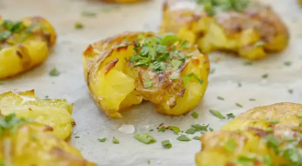 Krispiga, gyllene stekt potatis med färsk persilja och flingsalt. Perfekt som tillbehör till middagen.