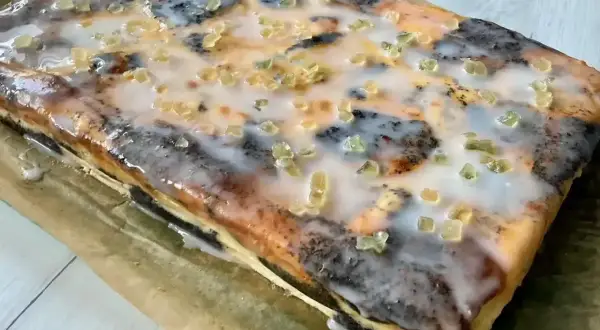 Pyszny seromakowiec z gotowej masy makowej i sera z wiaderka bez spodu, polany lukrem i posypany kandyzowanymi skórkami cytrusów.