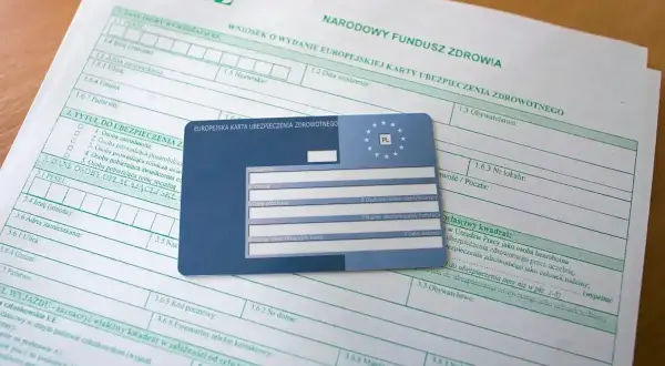 Formularz wniosku o wydanie Europejskiej Karty Ubezpieczenia Zdrowotnego (EKUZ) i sama karta. Dowiedz się, gdzie wyrobić kartę EKUZ.