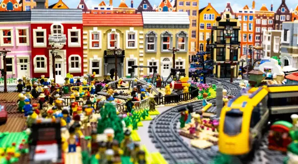 Kraków atrakcje dla dzieci: Klockoland to miniaturowe miasteczko z pociągiem, domkami i ludzikami z klocków.