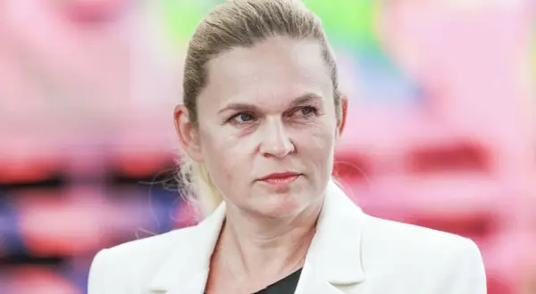 Portret Barbary Nowackiej, Minister Edukacji, w białej marynarce.