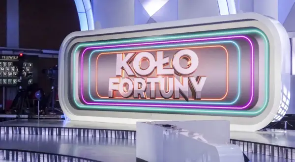 Chcesz wiedzieć, jak wziąć udział w kole fortuny? Zobacz scenę z programu telewizyjnego, gdzie litery układają się w nazwy.