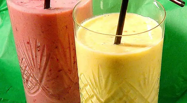 Två glas med färgglada smoothies, ett rosa och ett gult. Perfekt för ett snabbt smoothie recept.