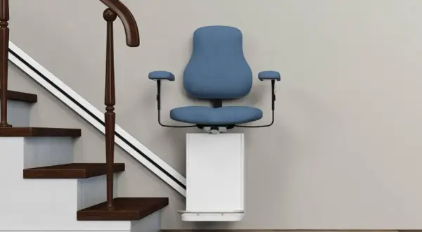 Montascale condominio: opinioni positive per un accesso facilitato. Sedia blu su gradini in legno.