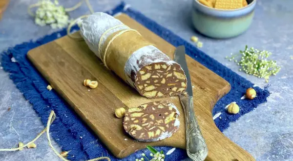 Salame al cioccolato pronto da gustare, con biscotti e nocciole. Una deliziosa ricetta facile da preparare.