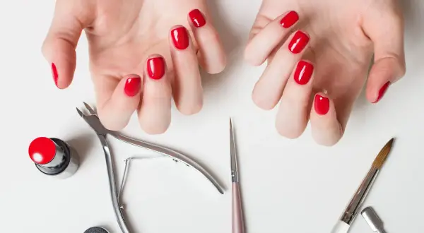 Jak pomalować paznokcie jak profesjonalistka? Trwały manicure!