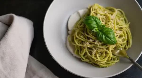 Ile kalorii ma makaron z pesto? Liczby i triki na wersję light