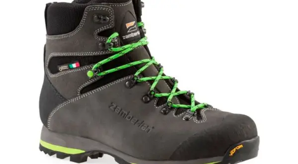 Grauer Wanderschuh von Zamberlan mit neongrünen Schnürsenkeln und Gore-Tex-Membran. Viele positive Zamberlan Schuhe Erfahrungen bestätigen die Qualität.
