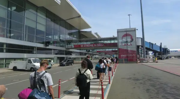 Kolejka pasażerów do odprawy na lotnisku. Długi czas oczekiwania może być frustrujący, ale warto uzbroić się w cierpliwość.