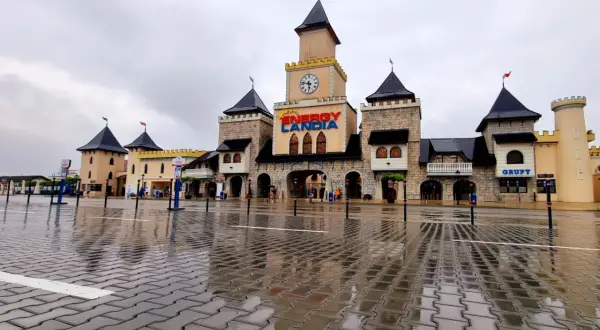 Energylandia jak pada deszcz - co warto wiedzieć o atrakcjach w deszczu