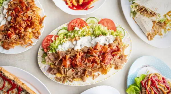 Kebab na talerzu: ile ma kalorii? Sprawdź fakty i mity