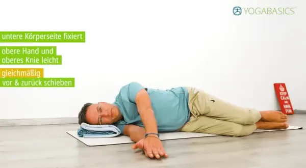 Mann liegt auf der Seite, fixiert untere Körperseite. Oberes Knie und Hand werden sanft vor & zurück geschoben. Was hilft bei Ischiasschmerzen? Yogaübungen!