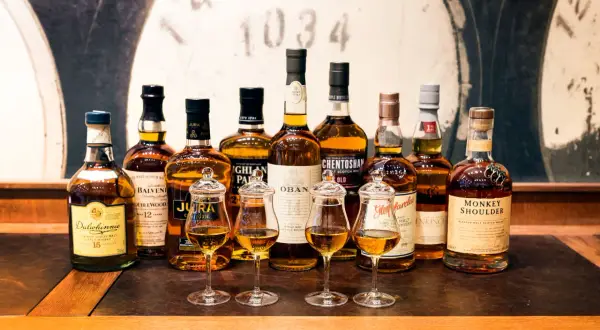 Różne rodzaje whisky: Dalwhinnie, Balvenie, Jura, Oban, Glenfarclas, Monkey Shoulder i inne.