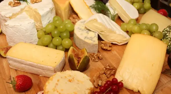 Deska serów: camembert, pleśniowy, żółte sery. Szukasz, czym zastąpić ser provolone? Sprawdź te pyszne alternatywy!