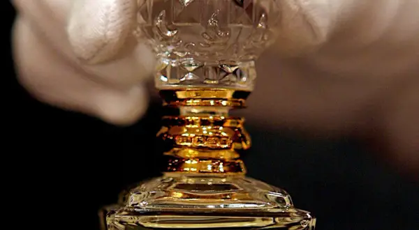Złoty, zdobiony flakonik z kryształowym korkiem, symbolizujący najdroższe perfumy na świecie.