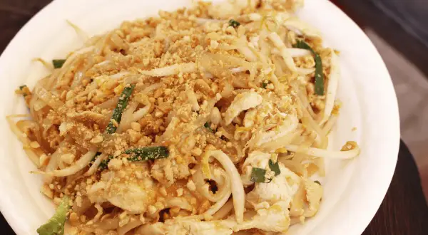 Pyszny pad thai z kurczakiem, kiełkami i orzeszkami. Idealny przepis, jak zrobic pad thai w domu.
