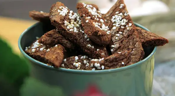 Chokladsnittar recept: Mörka, trekantiga småkakor med pärlsocker i en grön skål. Perfekt för fikat!