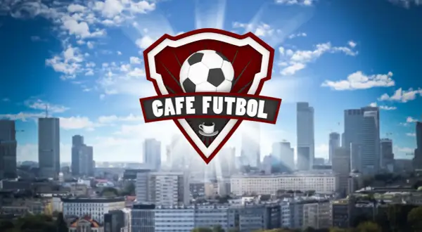 Logo "Cafe Futbol" z piłką i filiżanką kawy na tle miejskiej panoramy. Idealne miejsce na wspólne oglądanie meczów!
