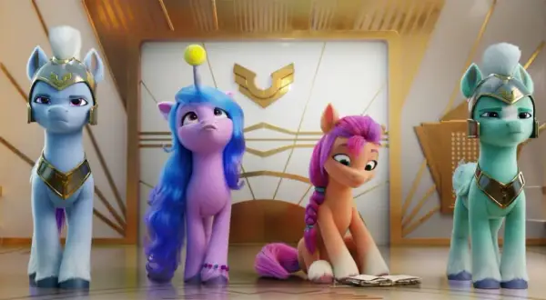 Kucyki z My Little Pony: Nowe Pokolenie w zbrojach stoją obok siebie. Izzy z piłką na głowie i Sunny siedząca przy księdze.