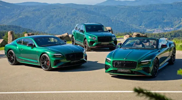 Trzy zielone Bentley na tle górskiego krajobrazu. Sprawdź, jaka jest aktualna bentley cena tych luksusowych aut.