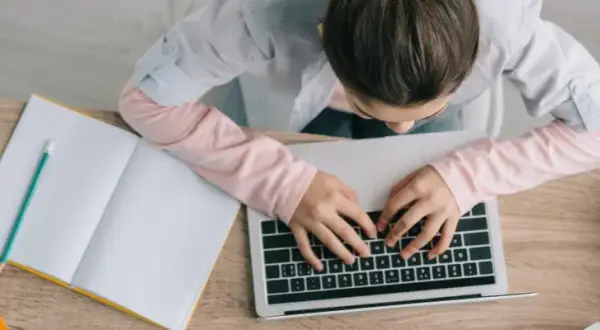 Twój laptop pożera prąd? Sprawdź, ile kosztuje i jak oszczędzać
