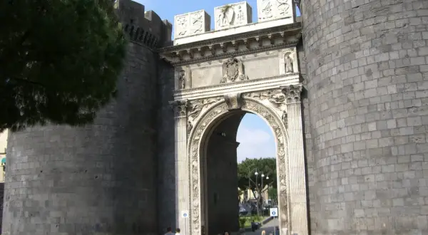 Le porte di Napoli storiche, un imponente arco trionfale tra torri massicce, accoglie visitatori e residenti.