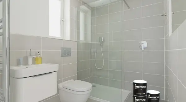 Bagno moderno con piastrelle grigie. Idee per dipingere piastrelle bagno con vernice specifica.