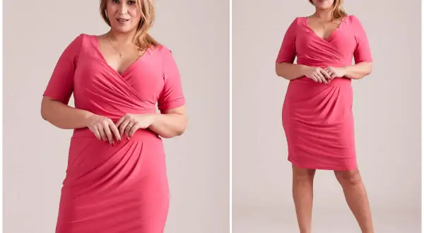 Kobieta plus size w różowej sukience kopertowej z marszczeniem.