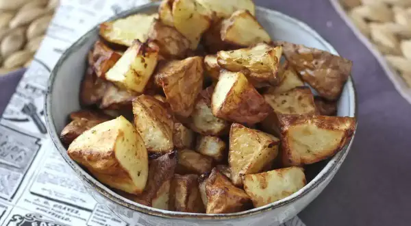 En skål med gyllene, krispiga rostad potatis. Perfekt tillbehör som doftar ljuvligt.