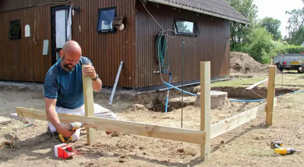 Man bygger en trästomme för en utbyggnad av huset. Inspiration för husprojekt.