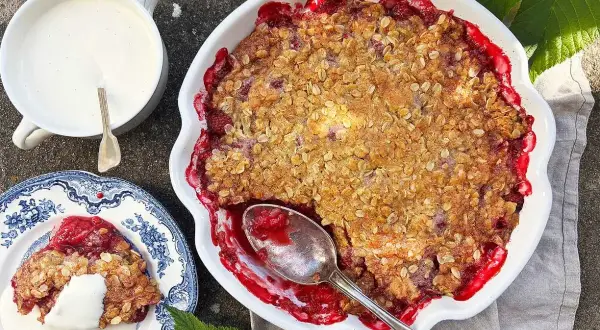 En härlig smulpaj med hallon, gyllene och krispig topping. Serveras med vaniljsås.