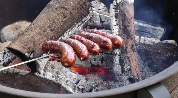Idealna kiełbasa z ogniska: Wybierz, upiecz i podaj jak mistrz