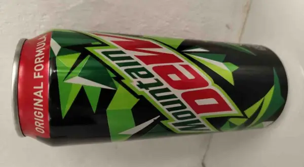 Puszka Mountain Dew z napisem "Original Formula". Czy to energetyk? Tak, to napój gazowany, który często jest wybierany dla pobudzenia.