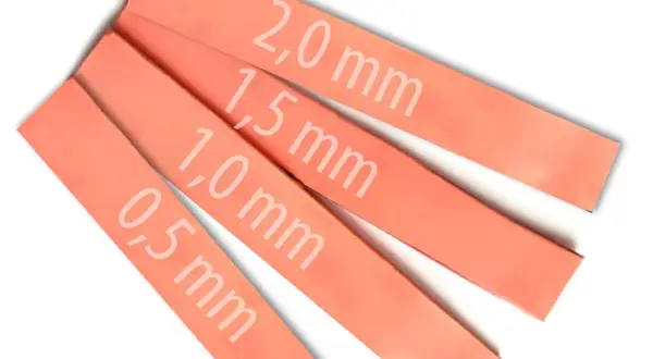 Różowe termopady o grubościach 0,5 mm, 1,0 mm, 1,5 mm i 2,0 mm, gotowe do odprowadzania ciepła.