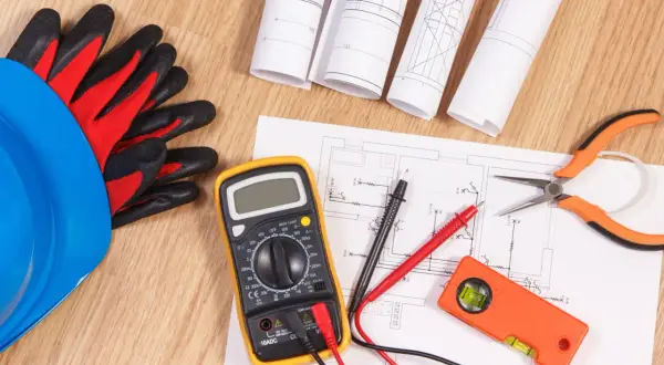 Ile trwa kurs na elektryka? Sprawdź, co wpływa na czas szkolenia