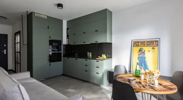 Jak urządzić wąski salon? Sprytne triki na efekt "wow"!