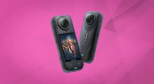 Due fotocamere Insta360 X6 su sfondo rosa. Una mostra una coppia che si fa un selfie con uno skyline notturno.
